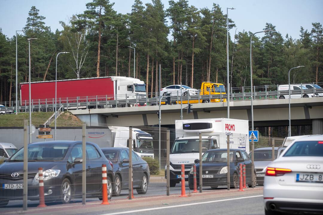 Dėl didžiulio gaisro Vilniuje – spūstys