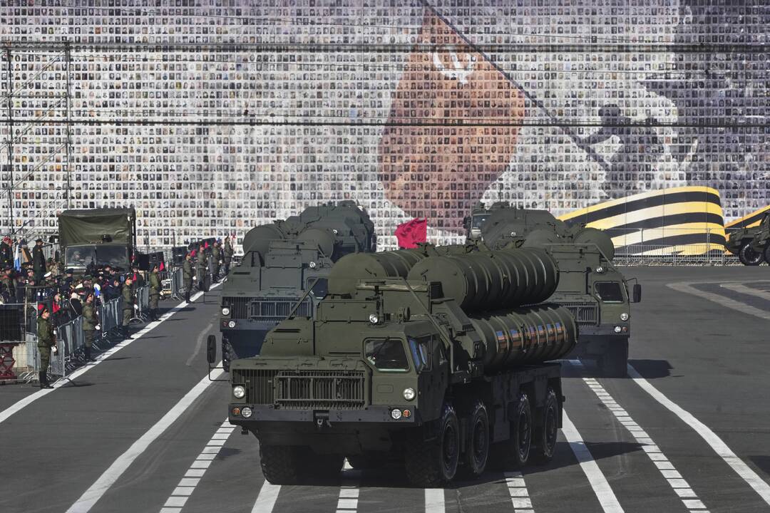 Į neviltį puolusi Rusija mėgina iš NATO narės atpirkti savo zenitines sistemas