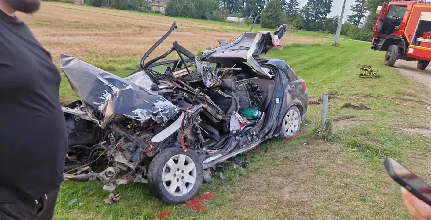 Kelyje Panevėžys–Biržai girtas „Opel“ vairuotojas rėžėsi į kombainą, automobilyje rasta narkotikų