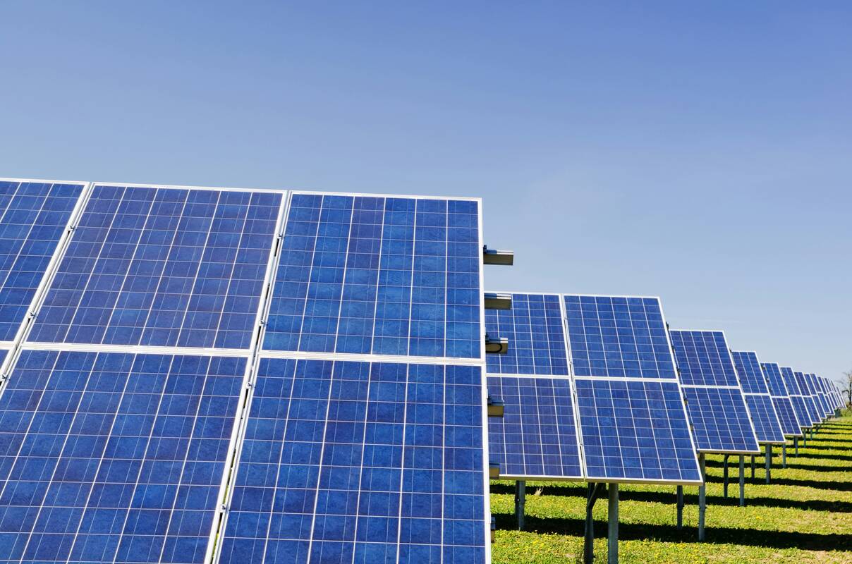 „Klaipėdos paslaugos“ miesto apšvietimui įsigijo saulės elektrinę