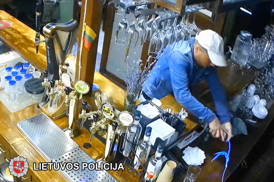 Sostinės policija nori paklausti šio vyro, kur iš kavinės dingo prabangus telefonas