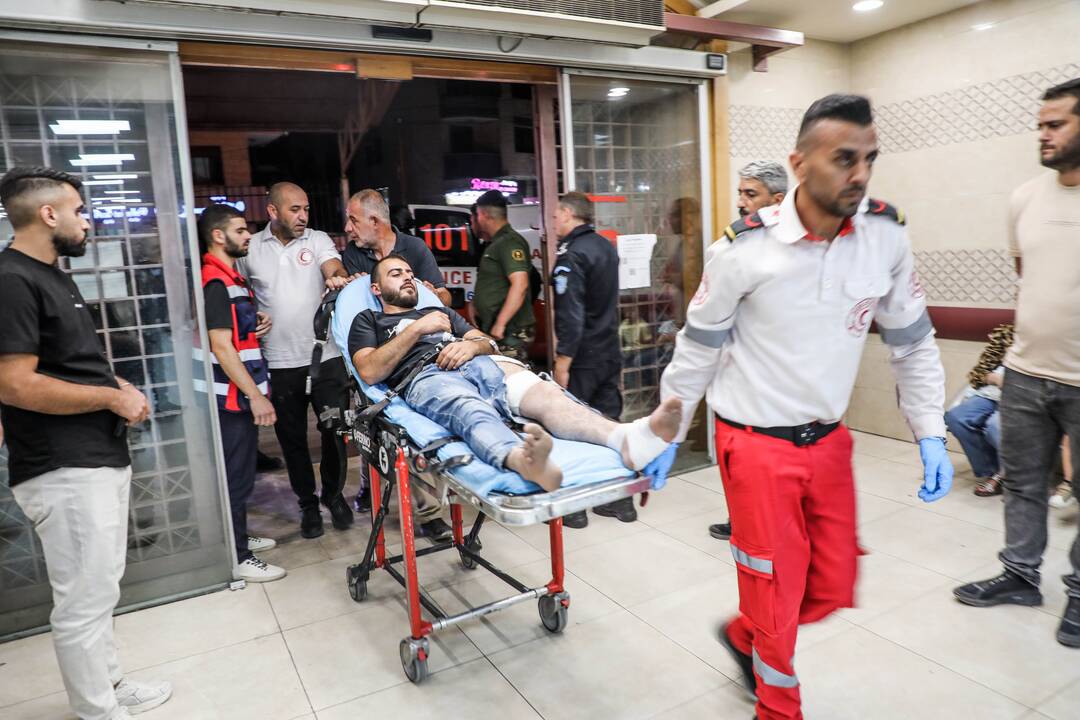 Žiniasklaida: Izraelio naujakuriai užpuolė palestiniečių kaimą Vakarų Krante