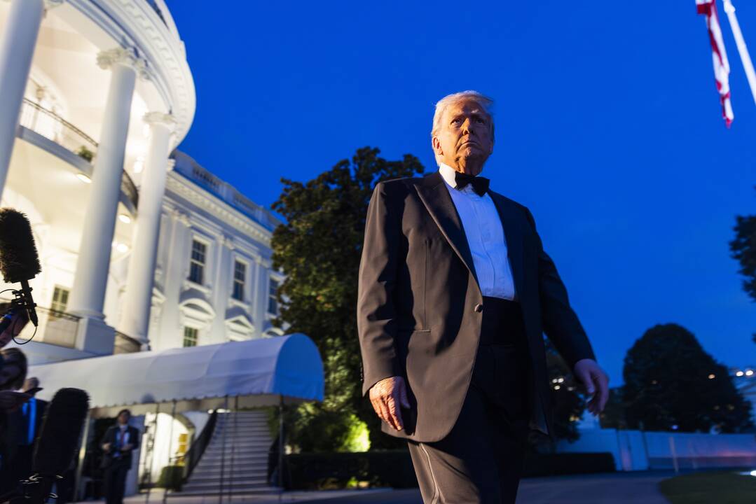 Trumpas užsipuolė Kimmelio laidą į eterį grąžinusį transliuotoją ABC, užsiminė apie teismus