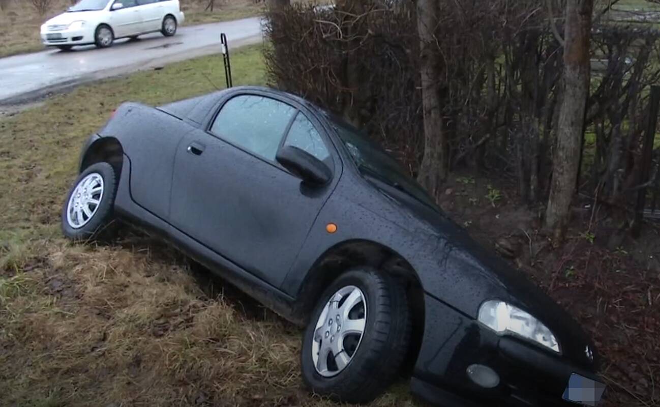 Visiškai girto vairuotojo kelionė baigėsi pakelės griovyje