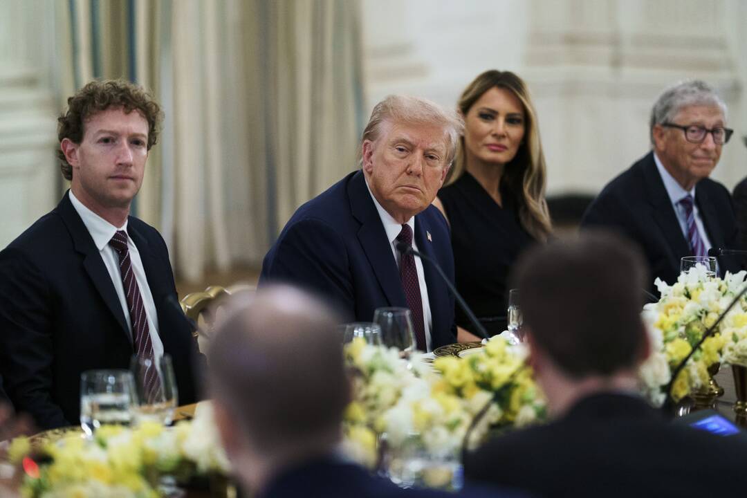 JAV technologijų lyderiai per vakarienę Baltuosiuose rūmuose dėkojo Trumpui