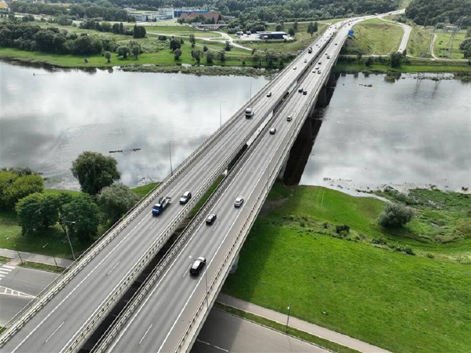 Dėmesio: dėl tilto konstrukcijų pažeidimų svarbioje šalies magistralėje – eismo ribojimai