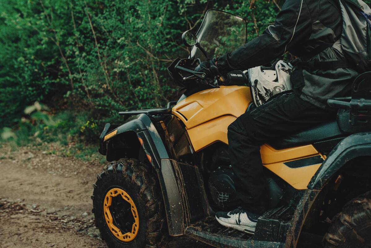 Iš įmonės garažo Kelmės rajone pavogtas bagis ir keturratis motociklas