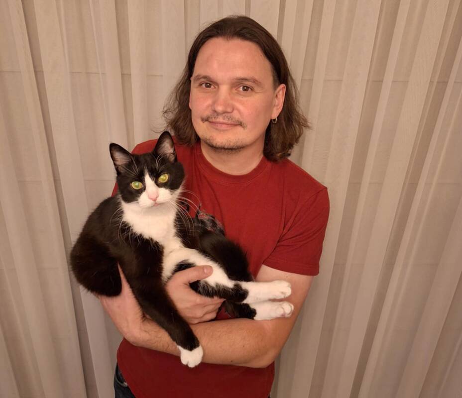 Draugystė: visą vaikystę daugybę augintinių turėjęs Artūras šiandien yra neišskiriami su katinu Katuliu.