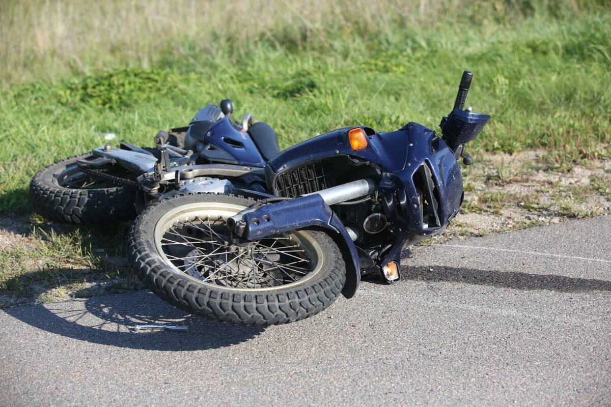 Nuo policijos motociklu spruko jaunas karys: patyręs avariją atsidūrė medikų rankose