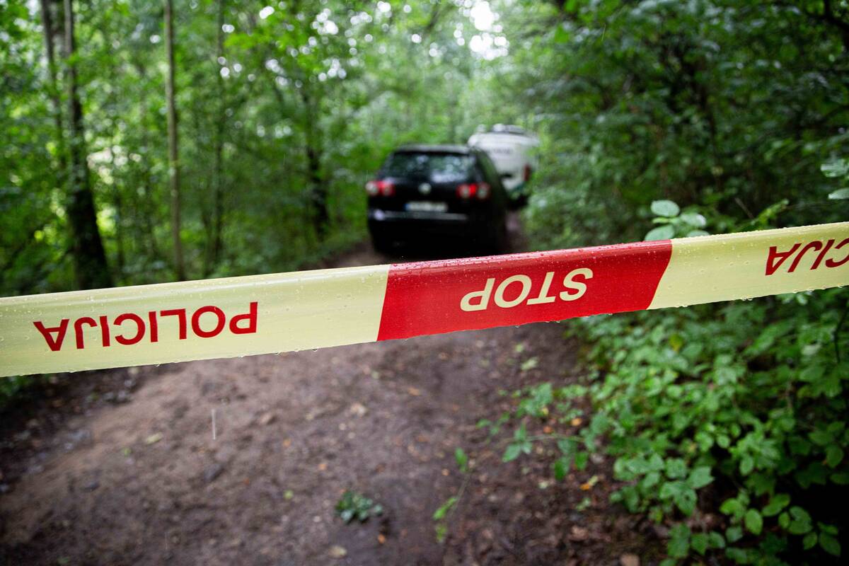Miške miręs vyras ir sušalusi moteris šalia užminė mįslę teisėsaugai