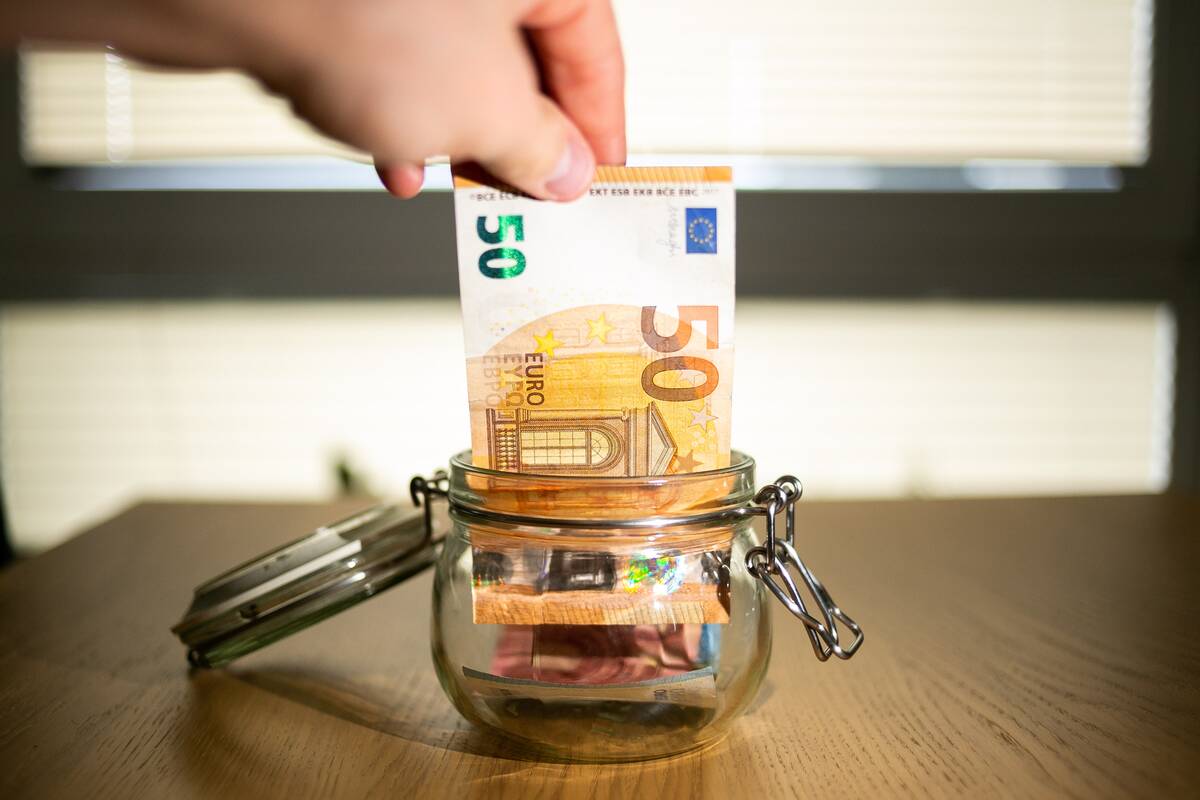 Palūkanos krenta, infliacija kyla: ar vis dar verta savo pinigus laikyti indėliuose? 
