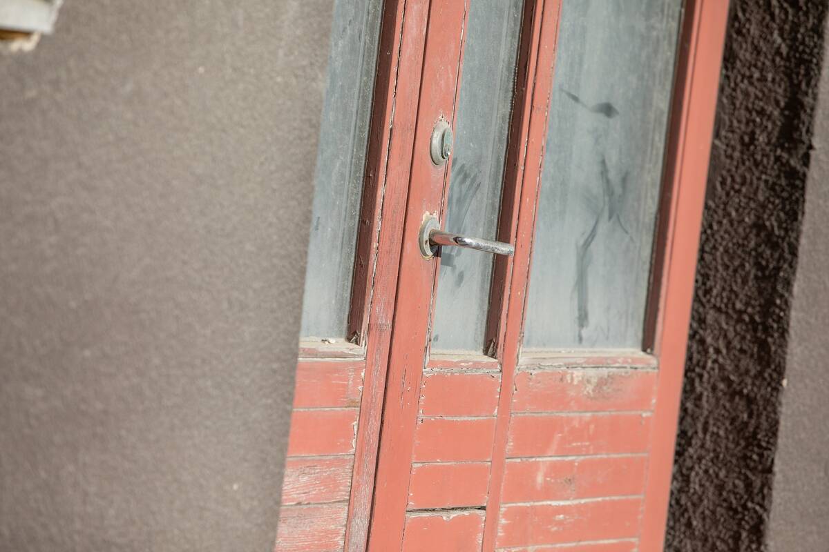 Būna ir taip: įsibrovė į žuvies cechą ir pavogė duris