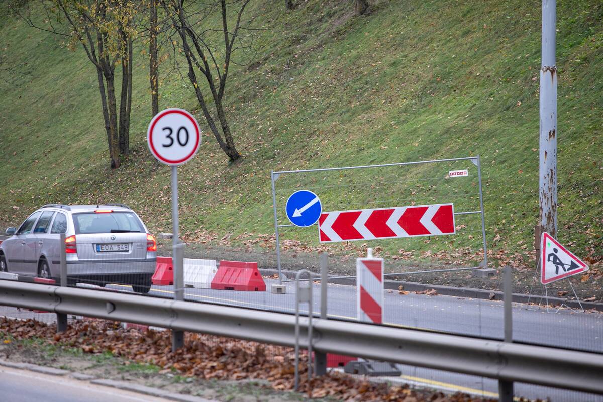 Vairuotojai, šioje tvarkomoje gatvėje stebėkite kelio ženklus