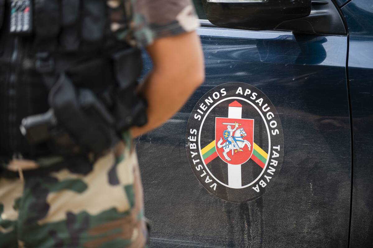 Prokuratūra teismo prašo neteisėtų migrantų gabentojams skirti baudas po 5 tūkst. eurų