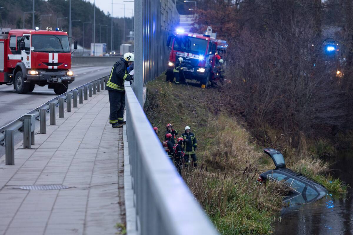 Tragedija Ariogaloje: upėje – automobilis ir negyvas vairuotojas