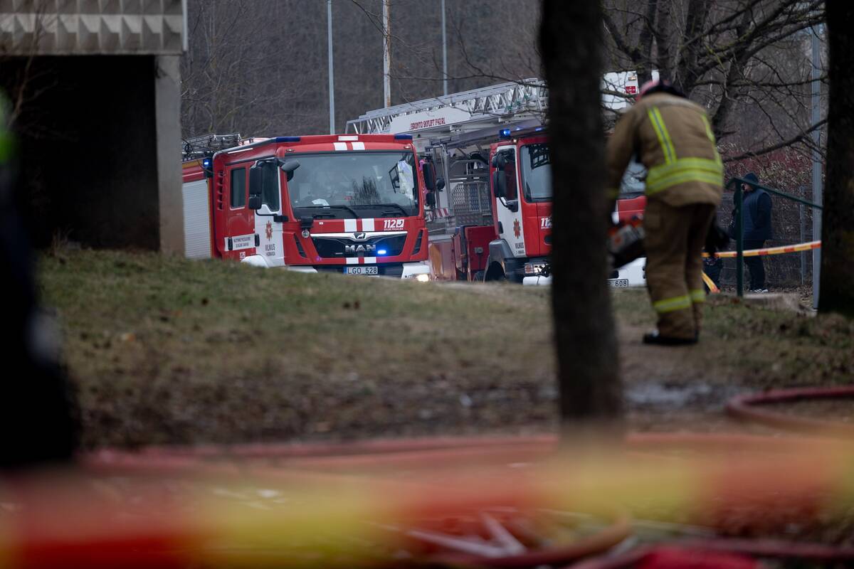 Skambutis tarnyboms: moteris su dvejų metų mergaite ketina susisprogdinti