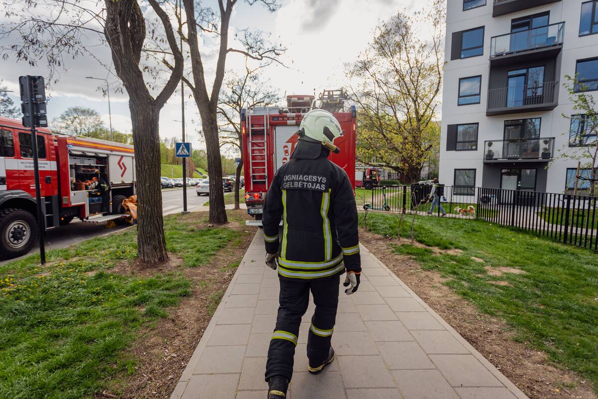 Alytaus rajone padegtas ūkinis pastatas, Vilniuje – mopedas