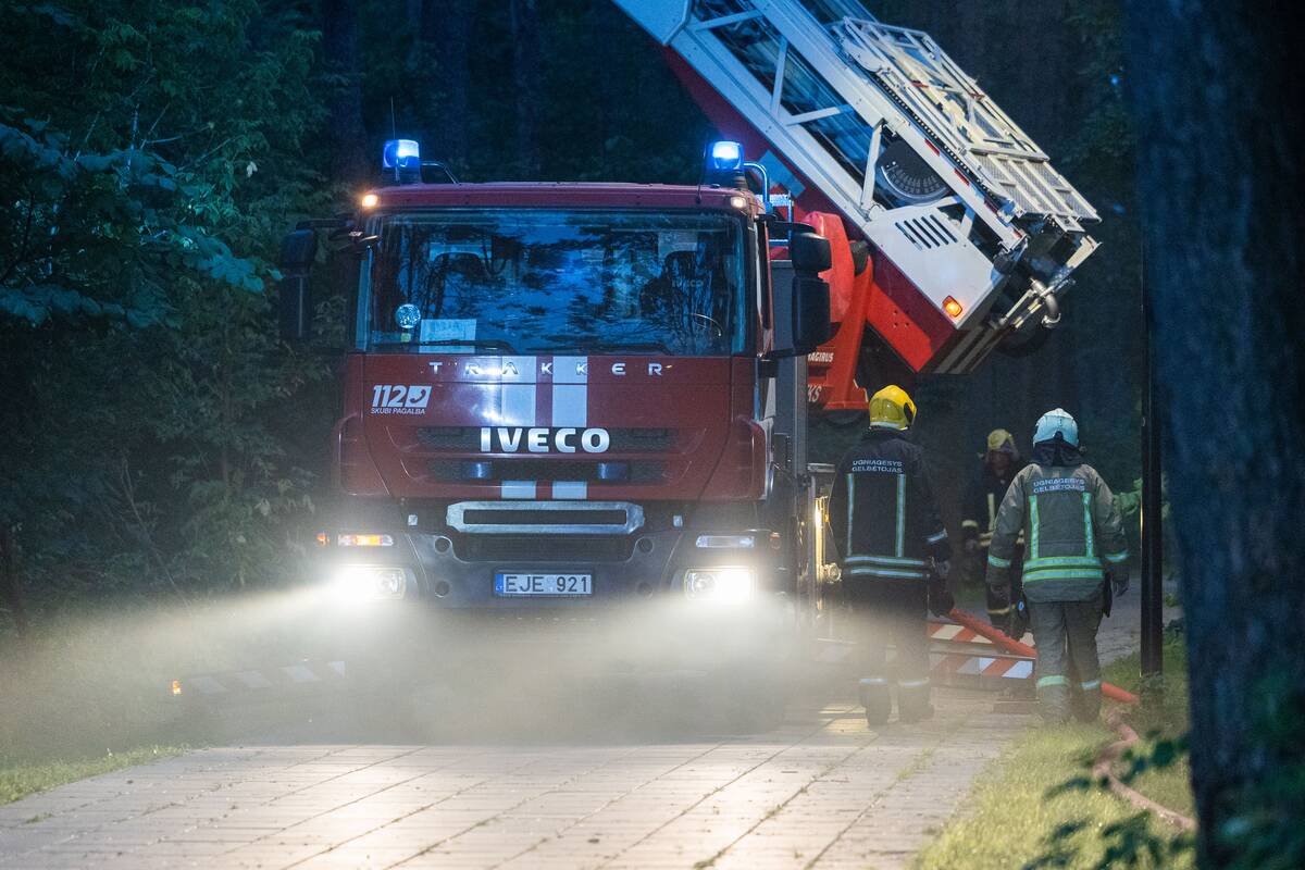 Gaisras – vos užkūrus židinį: iš pastato teko evakuoti per 20 gyventojų