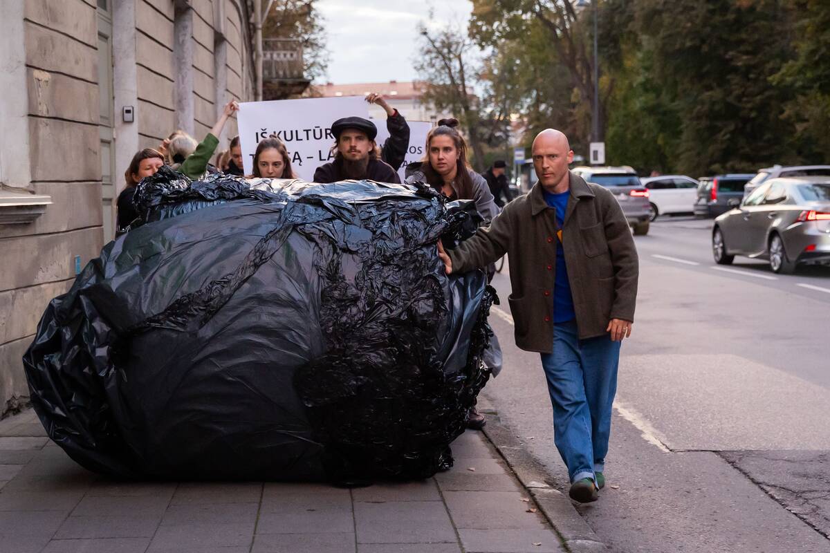 Meninė akcija „Iš kultūros tamsą – lauk”