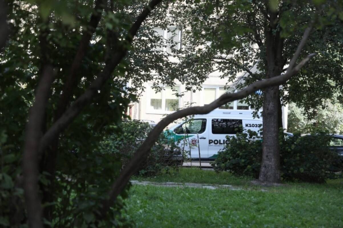 Šiaulių rajone sudegė automobilis, šalia jo rastas savininko kūnas