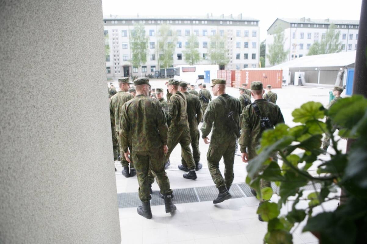 Seimas svarstys siūlymą šauktiniams kompensuoti motociklų ir sunkvežimių vairavimo kursus