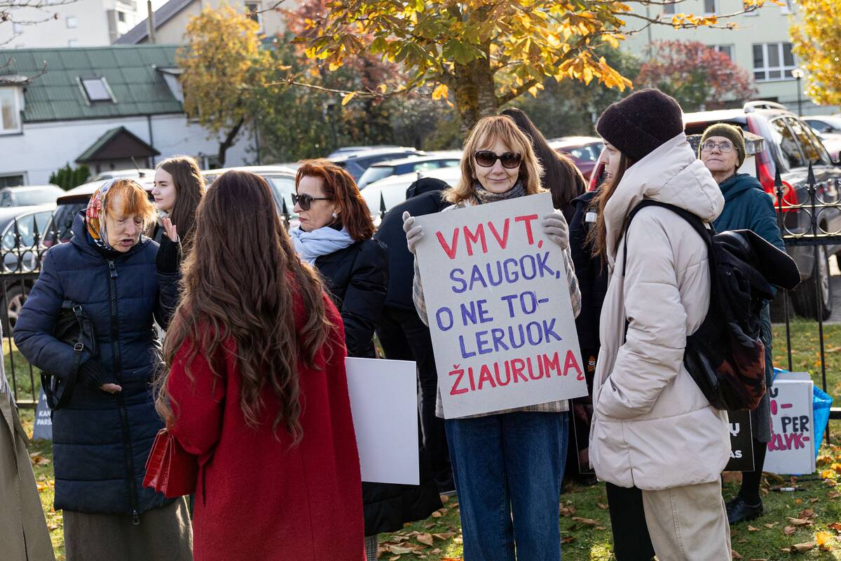 „Tuščių narvų“ protestas prie VMVT būstinės