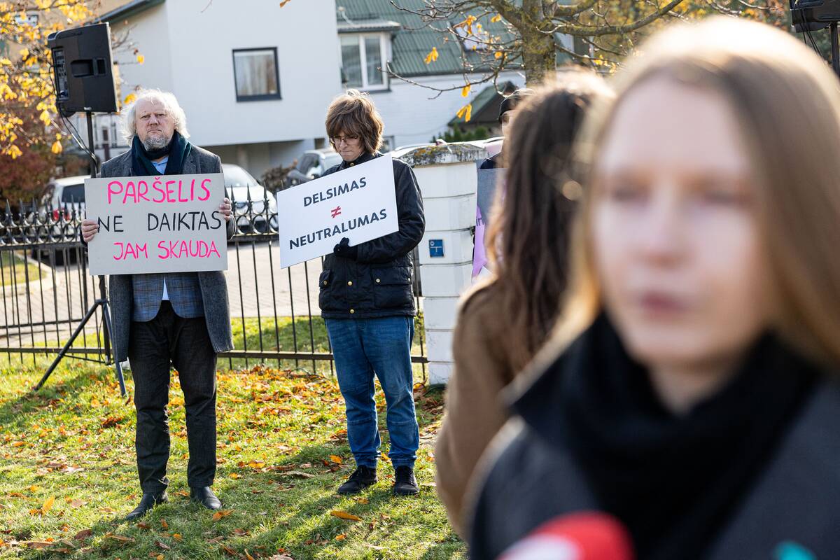 „Tuščių narvų“ protestas prie VMVT būstinės