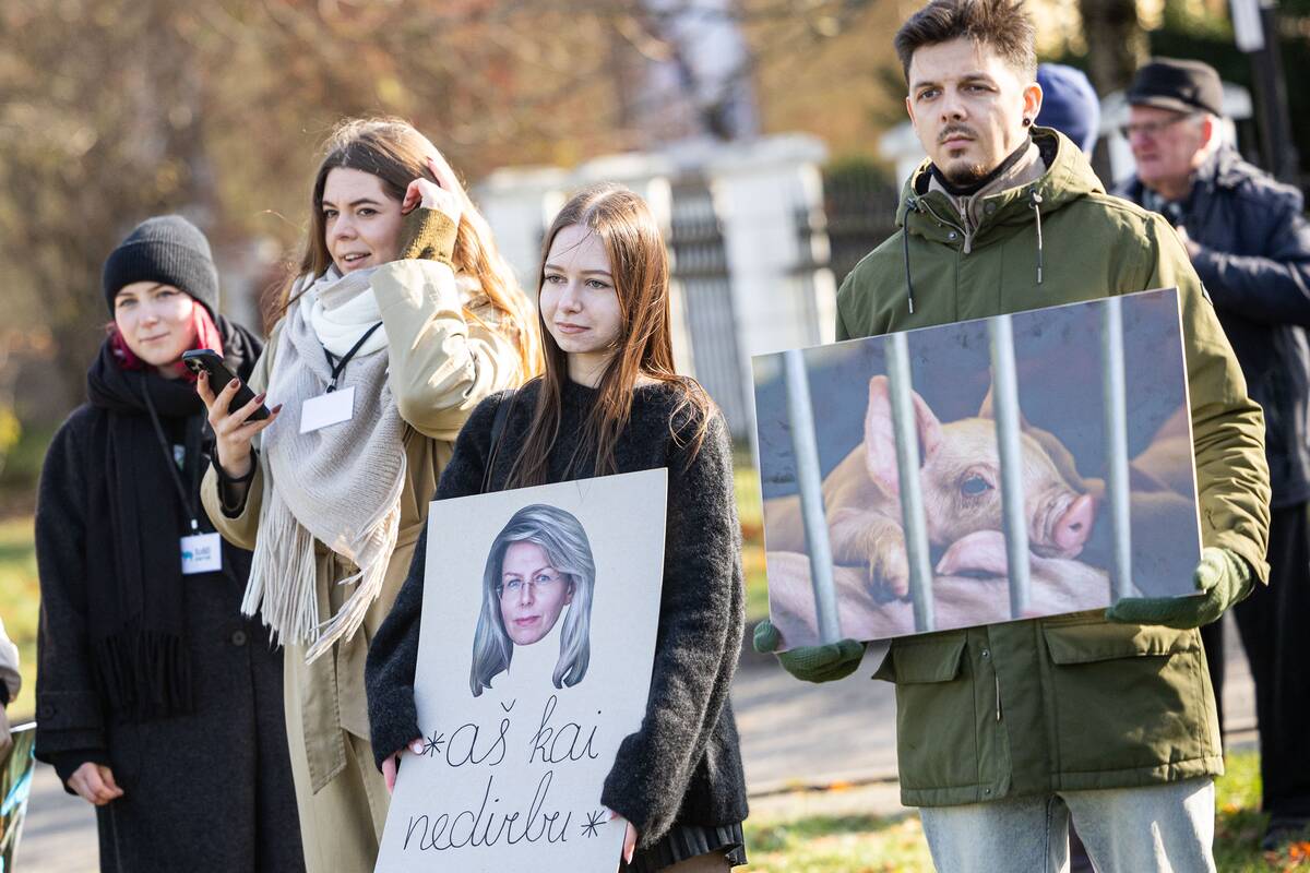 „Tuščių narvų“ protestas prie VMVT būstinės