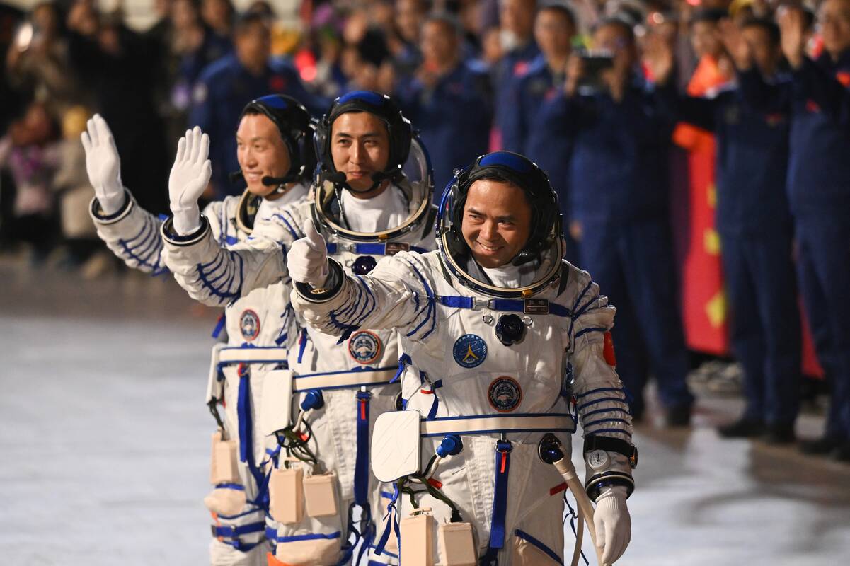 Kinijos 21-osios „Shenzhou“ misijos astronautai pakilo į kosminę stotį „Tiangong“