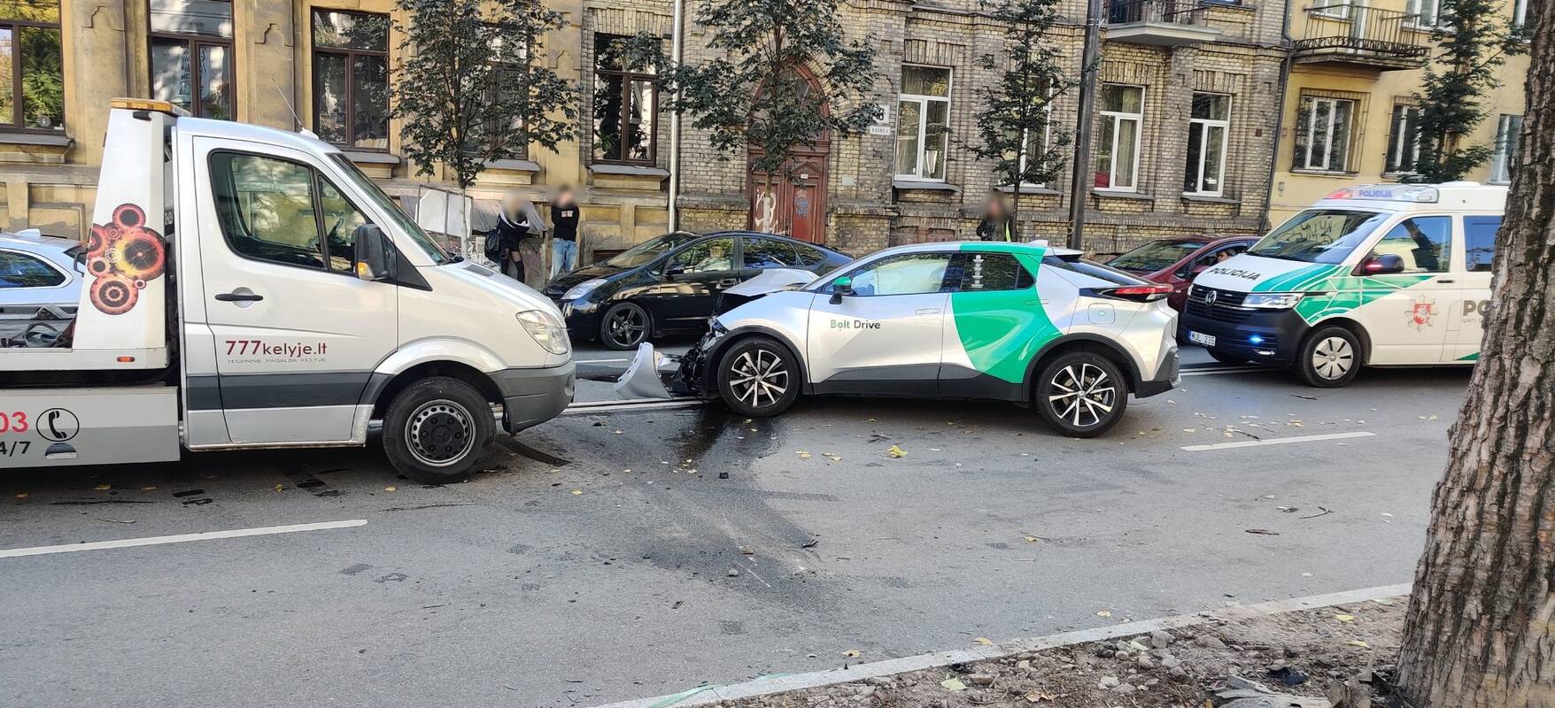 Į medį Vilniuje rėžėsi „Bolt Drive“ automobilis: vairuotojas paspruko