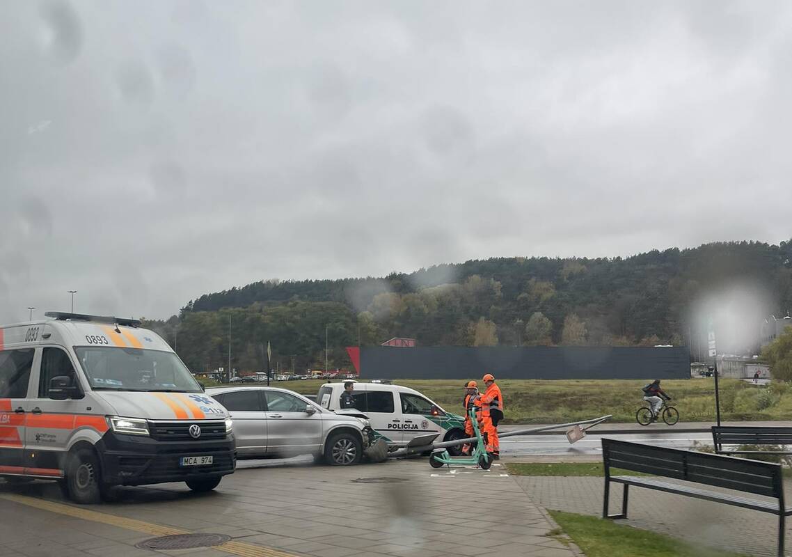Šnipiškėse – „Hyundai“ smūgis į stulpą