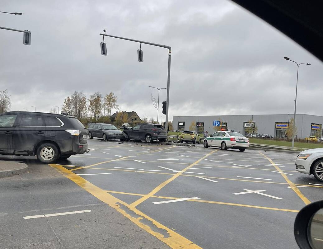 Vilniuje – trijų automobilių avarija: išvažiuojantieji iš miesto stringa spūstyje