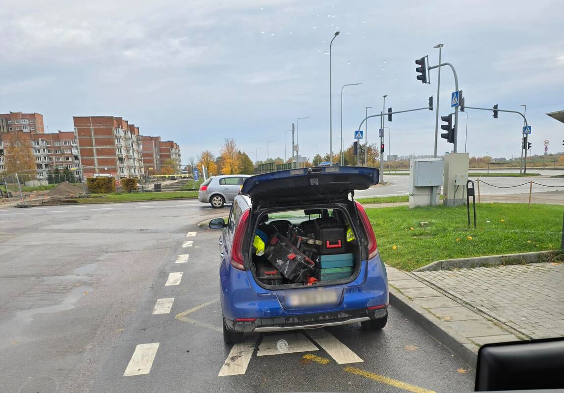 Vairuotojo automobilis – autobusų stotelėje: socialiniuose tinkluose užvirė diskusija