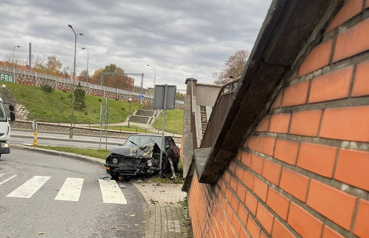 Klaipėdoje – avarija prie viaduko: BMW rėžėsi į sieną