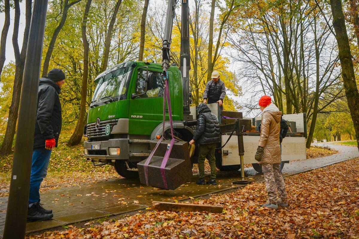 Pirmosios Kauno modernizmui skirtos skulptūros pastatymas Mažajame ąžuolyne