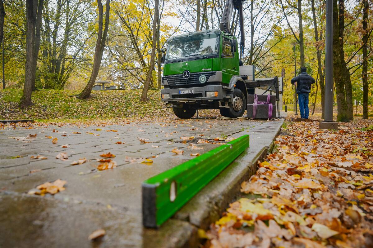 Pirmosios Kauno modernizmui skirtos skulptūros pastatymas Mažajame ąžuolyne
