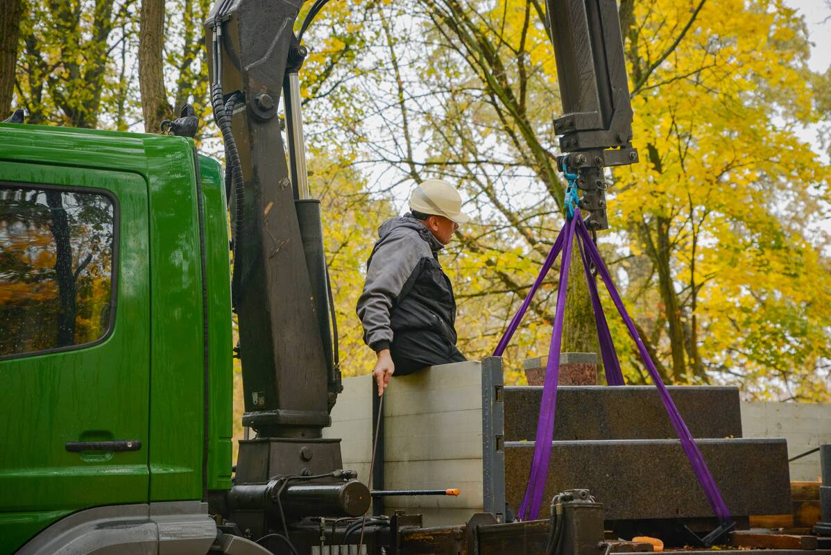 Pirmosios Kauno modernizmui skirtos skulptūros pastatymas Mažajame ąžuolyne
