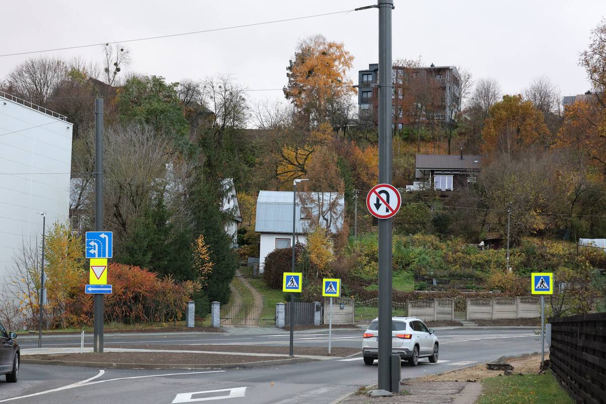 Linkuvos gatvės įkalne jau rieda automobiliai