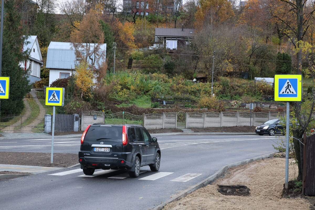 Linkuvos gatvės įkalne jau rieda automobiliai