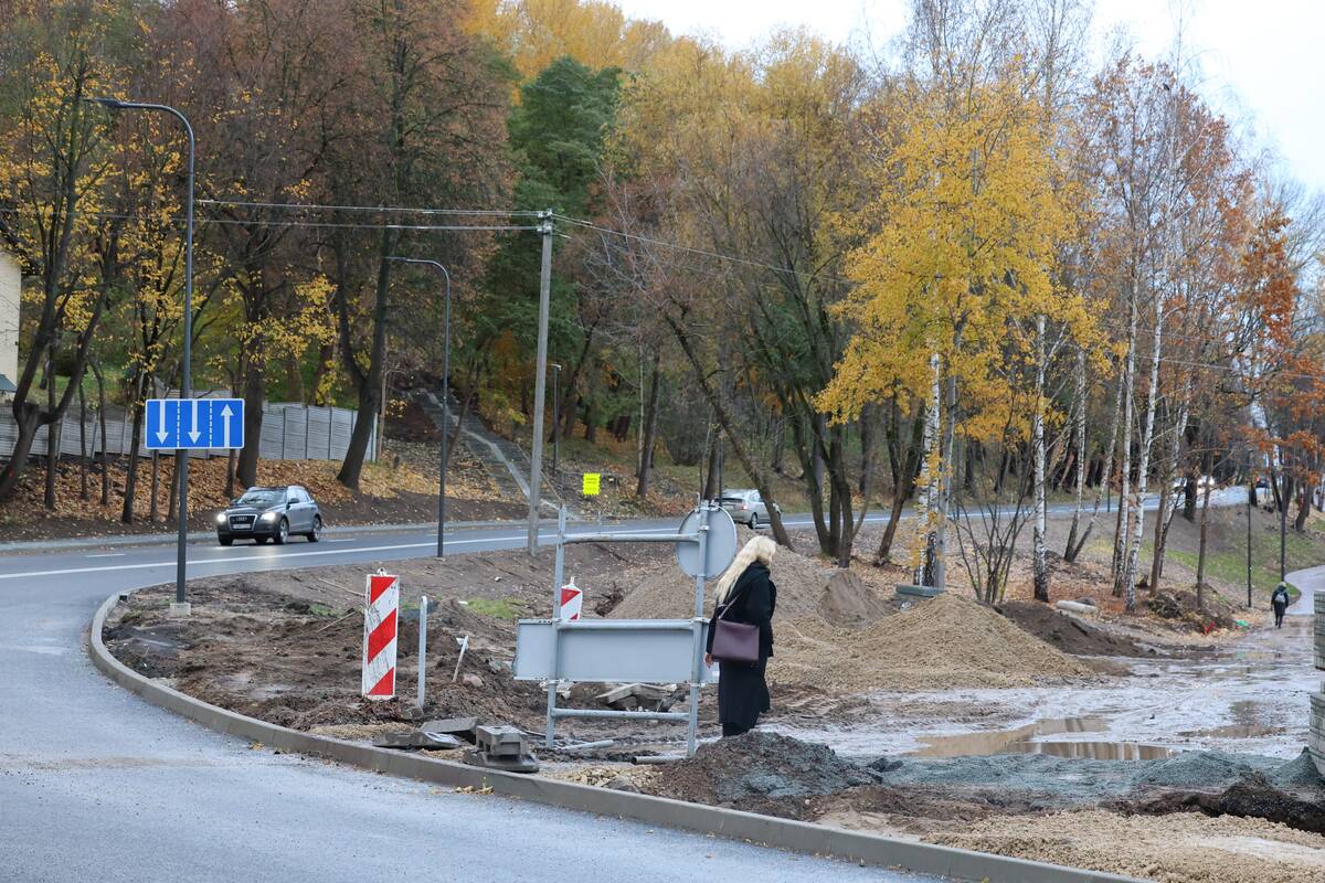 Linkuvos gatvės įkalne jau rieda automobiliai