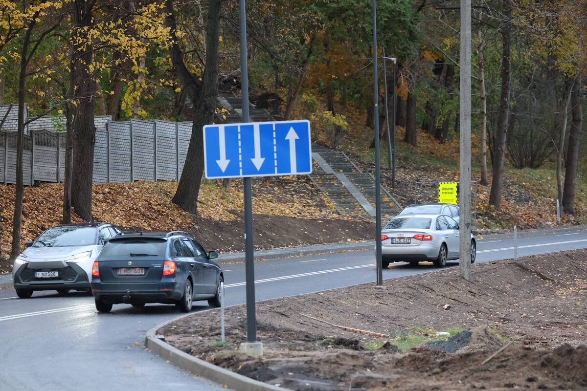 Linkuvos gatvės įkalne jau rieda automobiliai