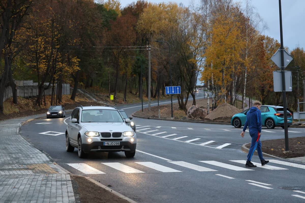 Linkuvos gatvės įkalne jau rieda automobiliai