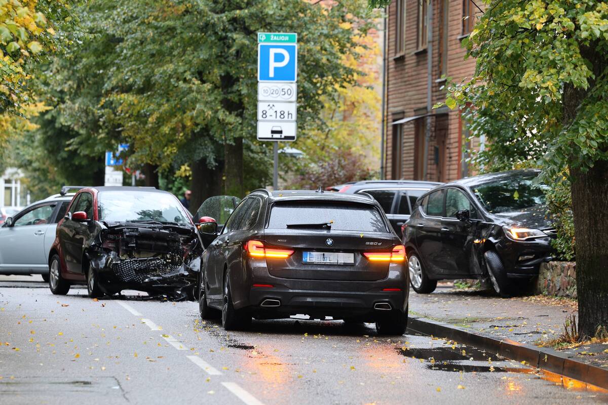 Siauroje Žaliakalnio gatvelėje – smarkus susidūrimas