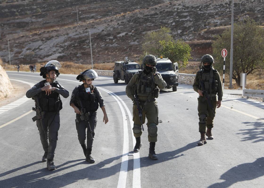 Izraelis sako, kad „Hamas“ užpuolė karius Gazos Ruože, įspėja, kad kovotojai brangiai už tai sumokės