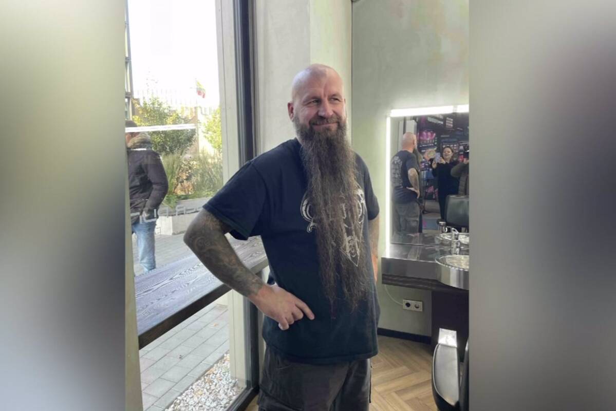 Ilgiausios barzdos savininkas kartais ją užsikiša už marškinių