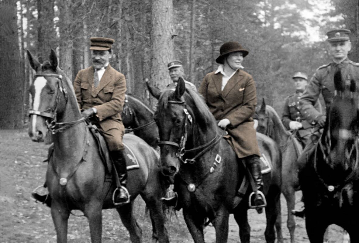 Laisvalaikis: prezidentas A. Smetona kartu su žmona ir karininkų palyda jodinėja Panemunėje.
