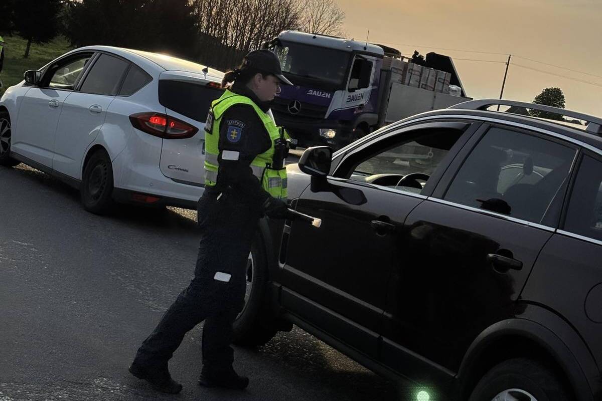 Neblaivios vairuotojos „Audi“ sustabdė kelio atitvarai