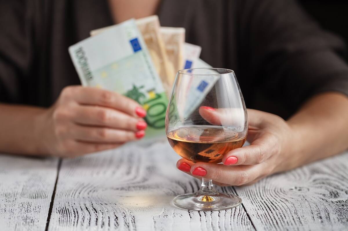 Ministras: valdantieji dar tarsis dėl tabako ir alkoholio akcizų
