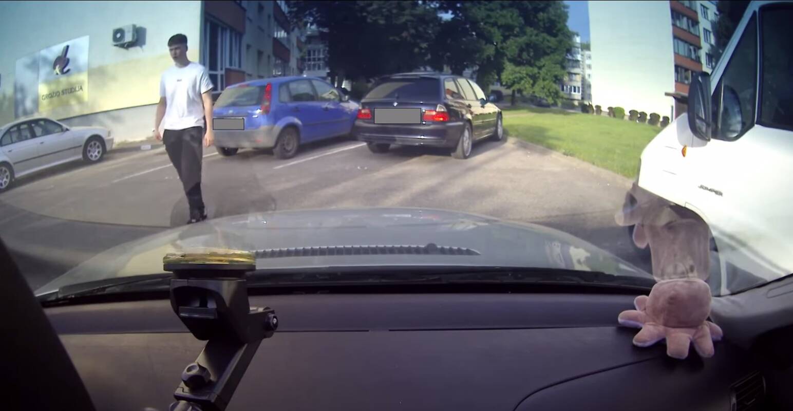 Alytaus policijos pareigūnai aiškinasi, kas apgadino BMW