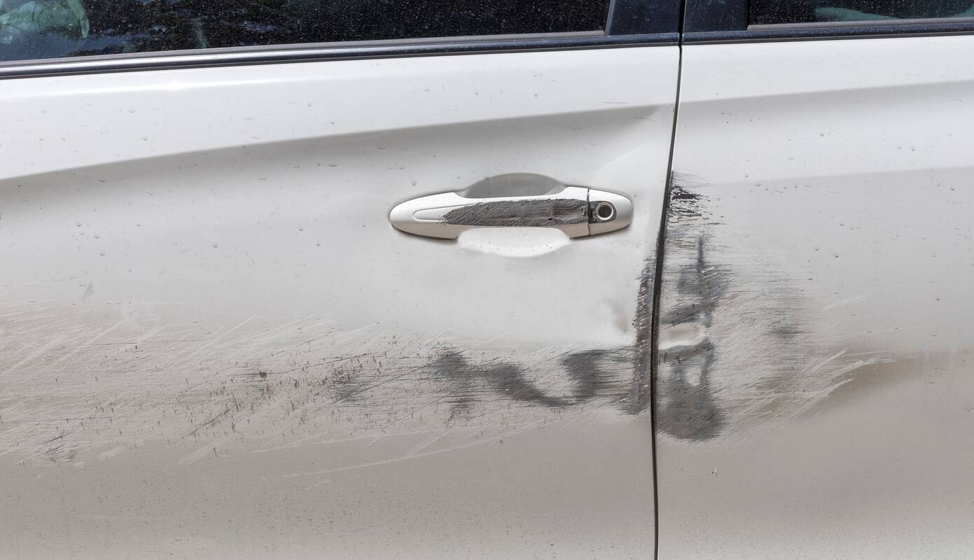 Įžūlus vandalizmo aktas: tyčia apgadintas BMW